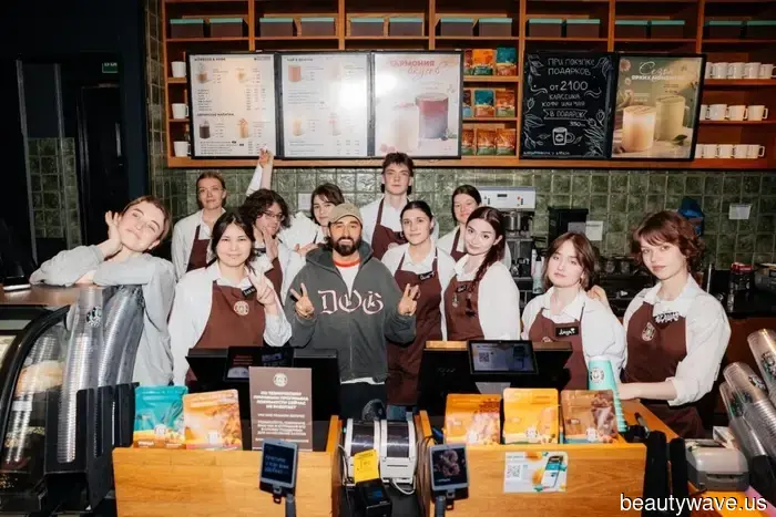 Sottile "suggerimento": il principale lirico del paese MOT in STARS COFFEE