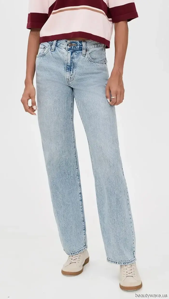 Esta tendencia de denim, tendencia de camiseta y tendencia de sandalias combinadas te darán el look de 2026.