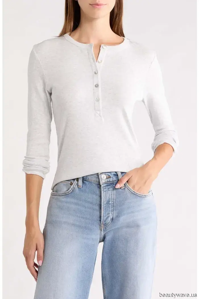 ICYMI: Le persone della moda hanno silenziosamente sostituito le loro t-shirt bianche con questo basic autunnale più chic.
