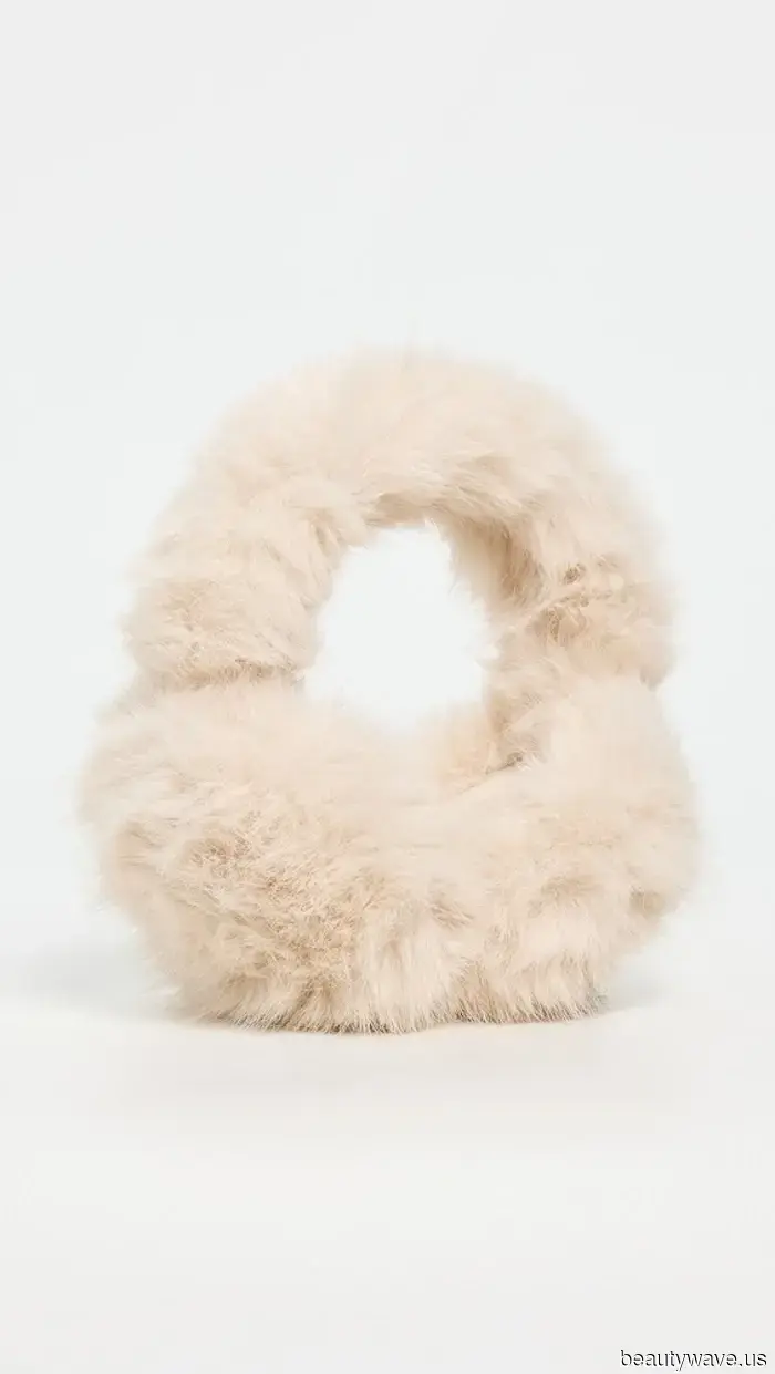 I noticed individuals sporting this scarf trend on the Upper East Side, so I decided to join in.