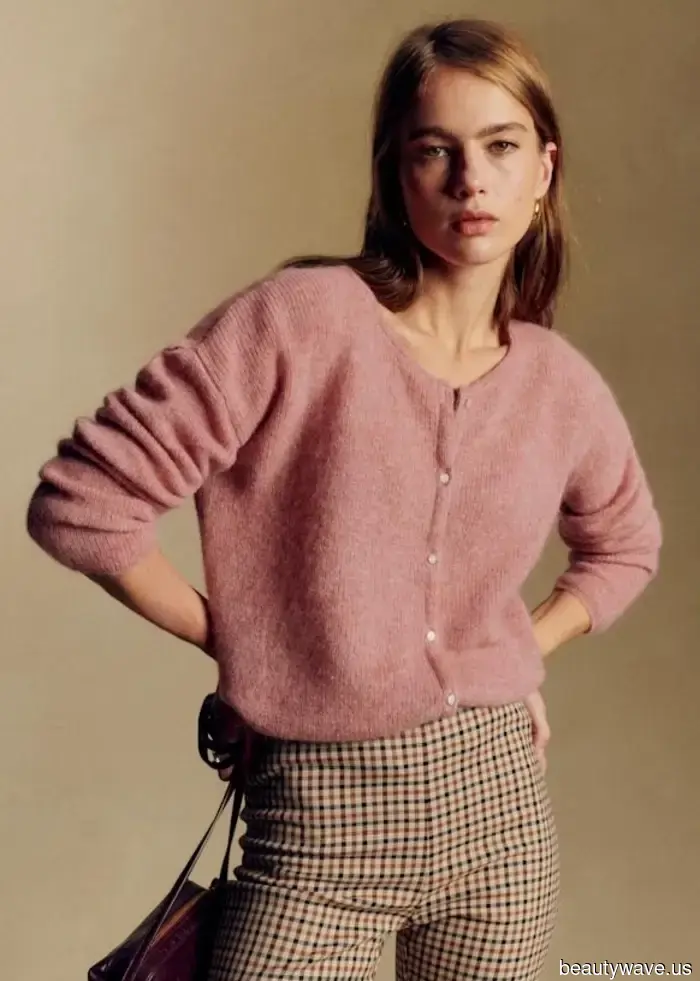 Forget about beige and black—fashion enthusiasts are currently pairing their jeans with this surprising knitwear trend.