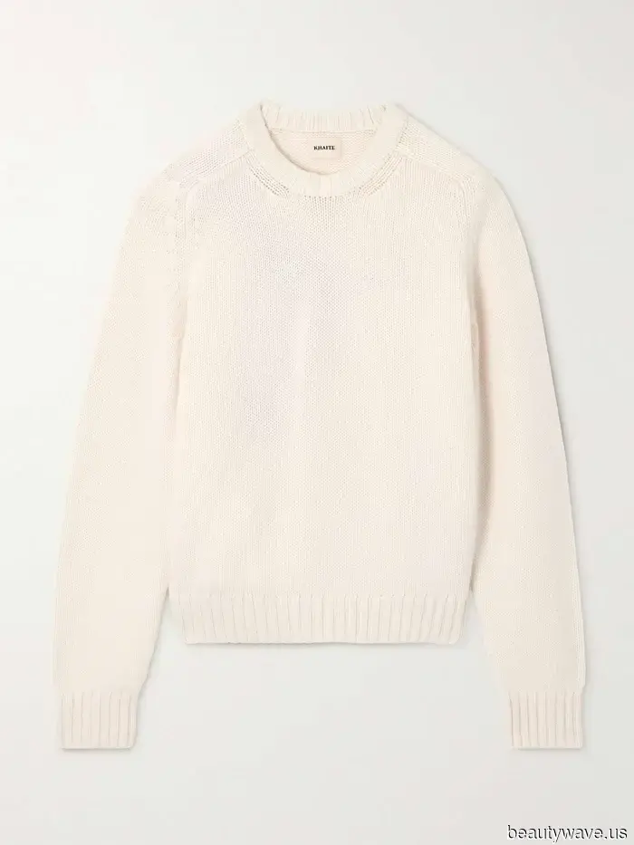 Elegante come il nero e il blu navy, i maglioni di questo colore sembrano sempre eleganti con i jeans.