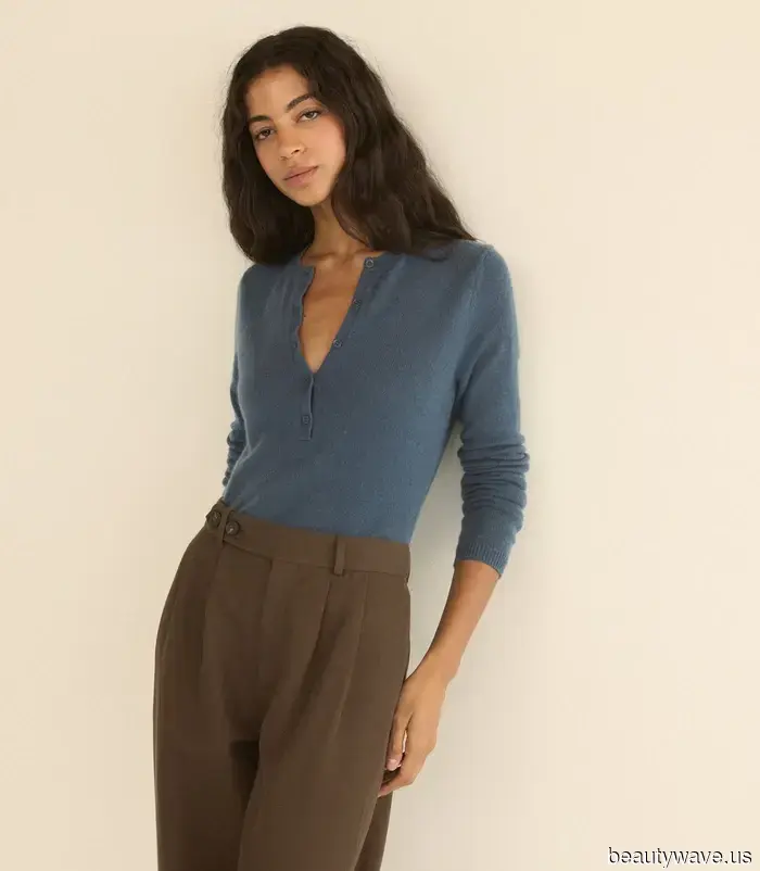 ICYMI: Le persone della moda hanno silenziosamente sostituito le loro t-shirt bianche con questo basic autunnale più chic.