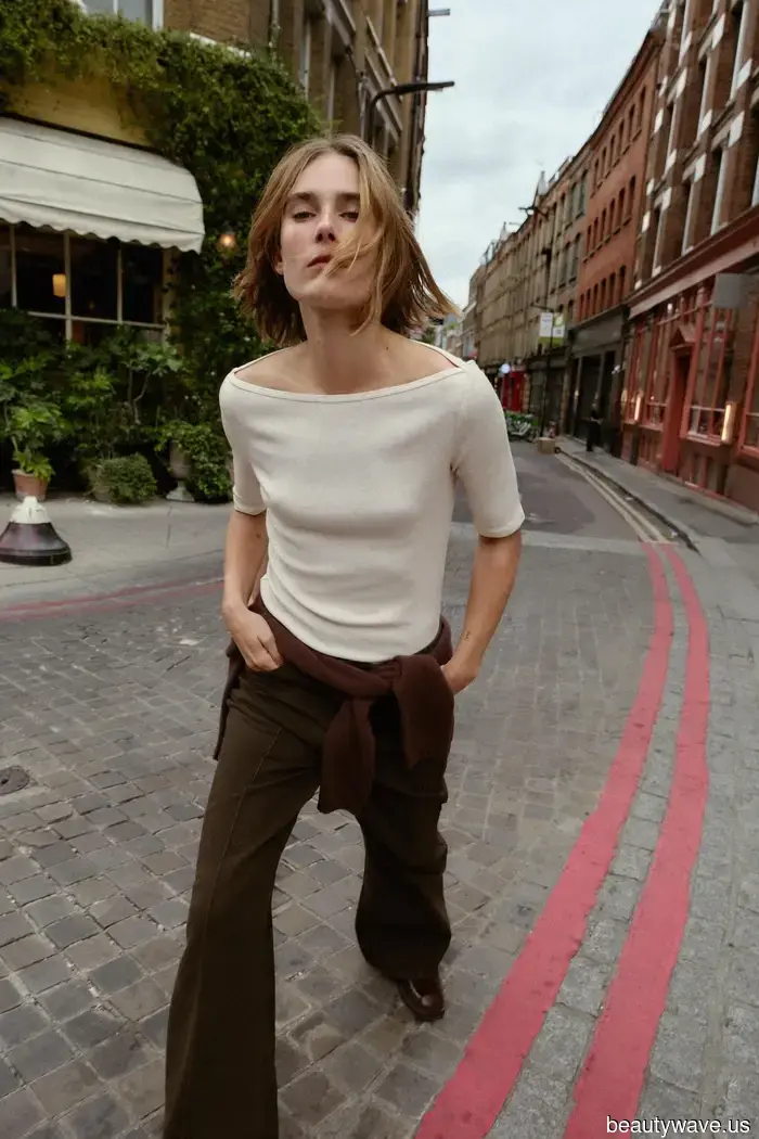 Así de fácil, los trajes pasan de aburridos a geniales cuando cambias las camisas de botones por este reemplazo de 2025.