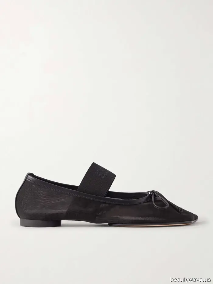 Anne Hathaway acaba de llevar la tendencia de zapatos de verano de punta cerrada que sigo viendo en la gente de moda en Europa.