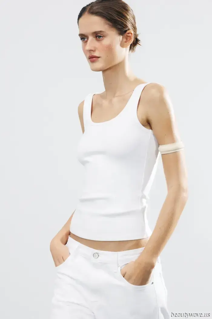 Questo è ciò che le persone della moda del centro di New York indossano con canotte bianche nel 2025