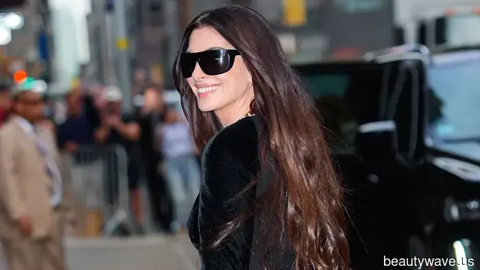 Crossbody bags were all the rage in 2006 for Andy Sachs—Anne Hathaway's latest purse trend is much more up-to-date.