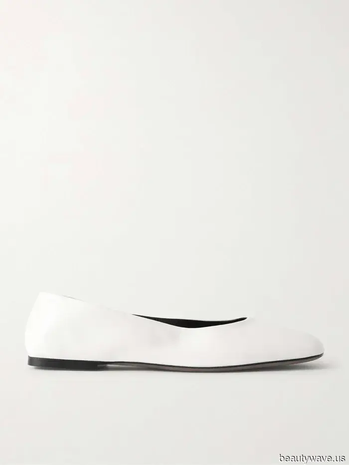 Weiße Jeans Plus Dieser flache Schuhtrend ist das Ticket, um jetzt wie eine Modeperson auszusehen.