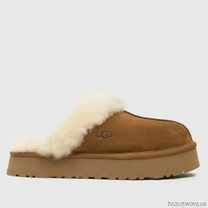 Ja, UGGs können passé wirken, aber genau diese Jeans‑und‑Jacken‑Kombination lässt sie schick erscheinen.