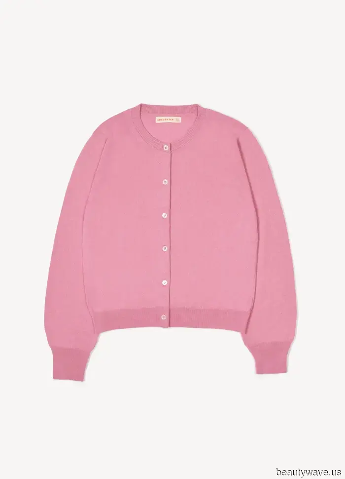 Forget about beige and black—fashion enthusiasts are currently pairing their jeans with this surprising knitwear trend.