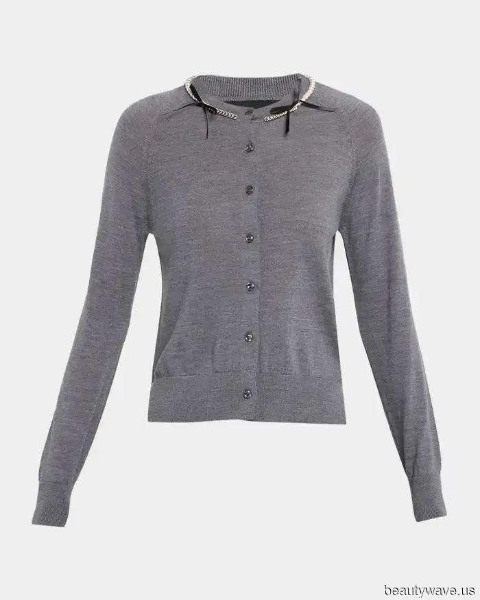 Indossare un cardigan preppy con questa tendenza controversa degli stivali lo rende dieci volte più cool.