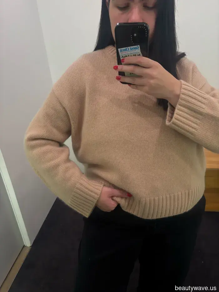 Ho appena risparmiato 1200 dollari acquistando questo maglione COS virale invece del suo riferimento di design.