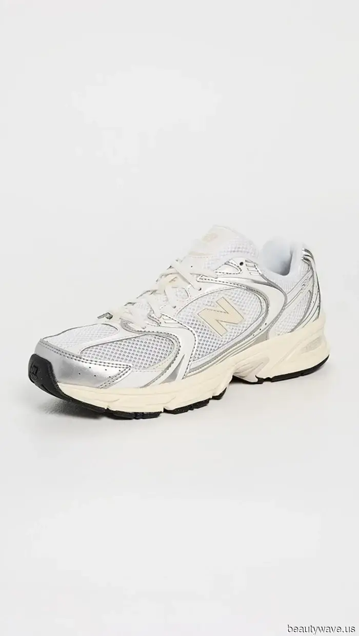 Giuro che vestirsi come Hailey Bieber durante il Pilates rende la mia forma infinitamente migliore.