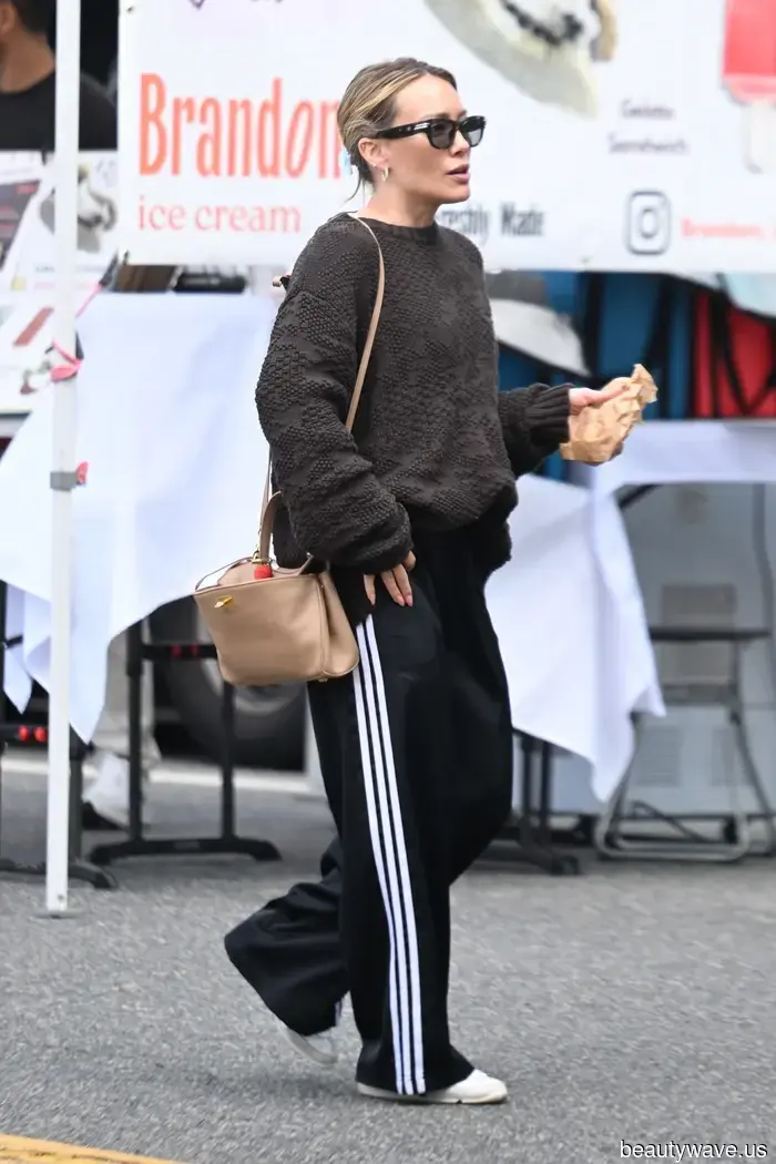 Salta i Leggings&mdash;Il Trend dei Pantaloni Comodi di Hilary Duff Sta Meglio con le Sneakers