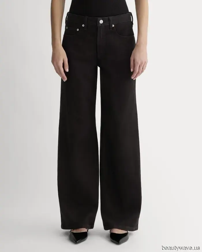 "Странный", но прогрессивный способ, которым модные люди стилизуют свои свитеры на осень 2025 года