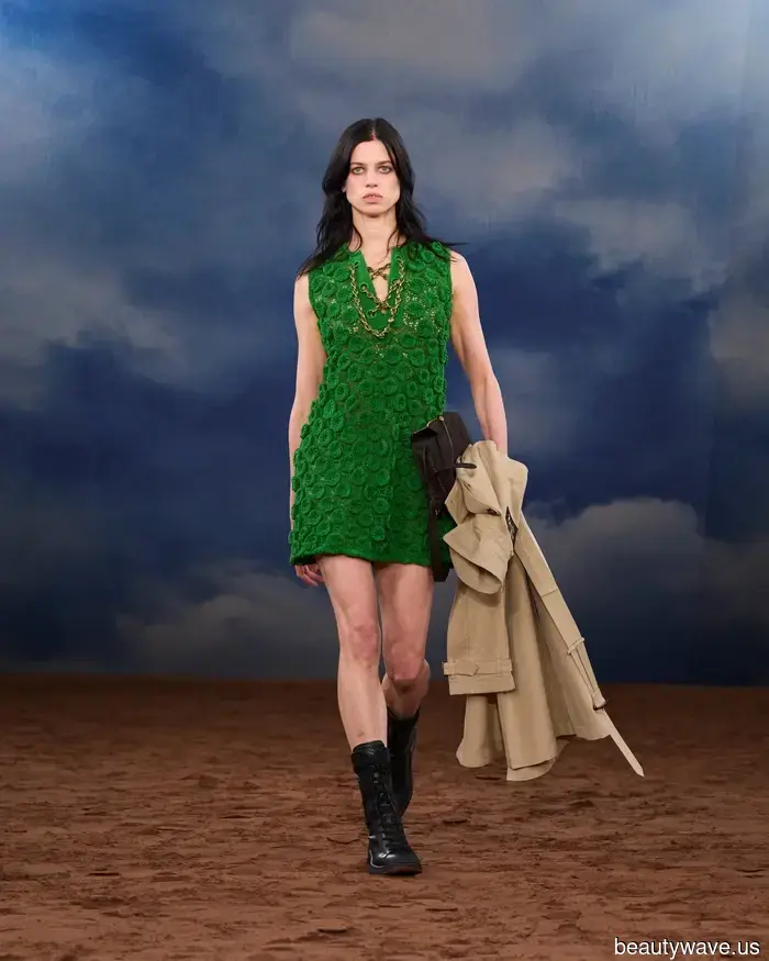 La nuova estetica della primavera 2026 è il vestire glamour da festival musicale, secondo Burberry.