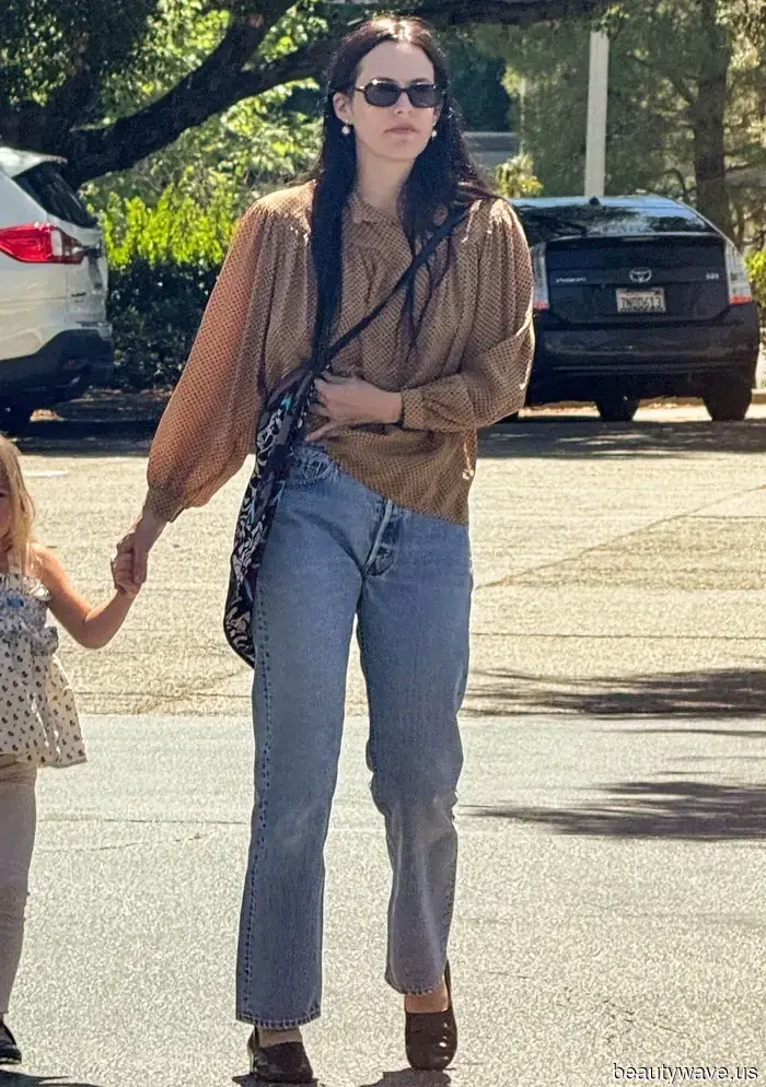 I'm convinced: Jeans look most stylish paired with this lovely blouse trend this spring.