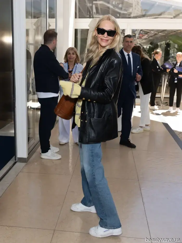 Jeans e Sneakers Bianche Non Falliscono Mai&mdash;Ecco Come le Celebrità Fuori Servizio le Stanno Abbinando Dall'Aeroporto a...