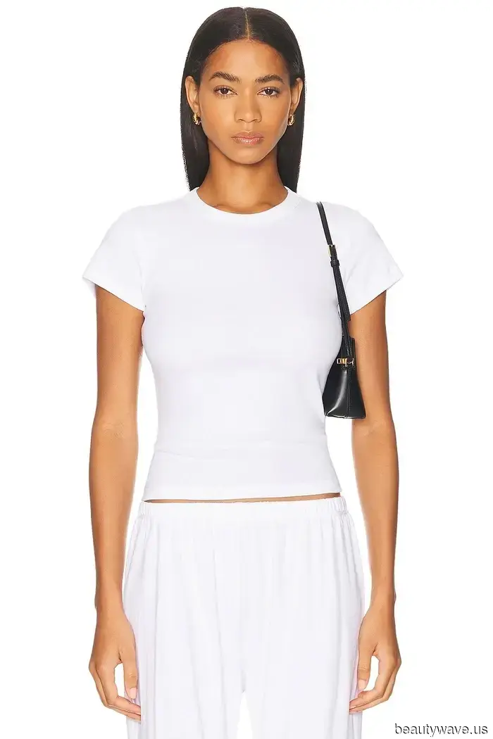 Если ваша цель выглядеть стильно и модно, скопируйте наряд Хейли Бибер с белой футболкой.