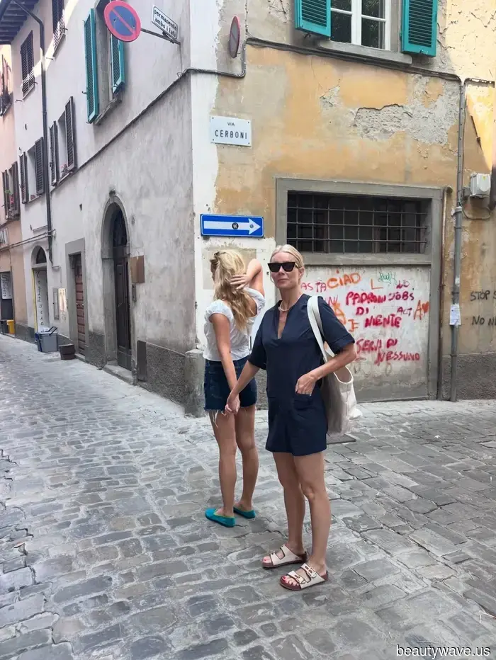 PSA: Le persone di moda a NYC e in Italia stanno indossando questa tendenza "datata" delle scarpe basse con gonne e vestiti in denim.