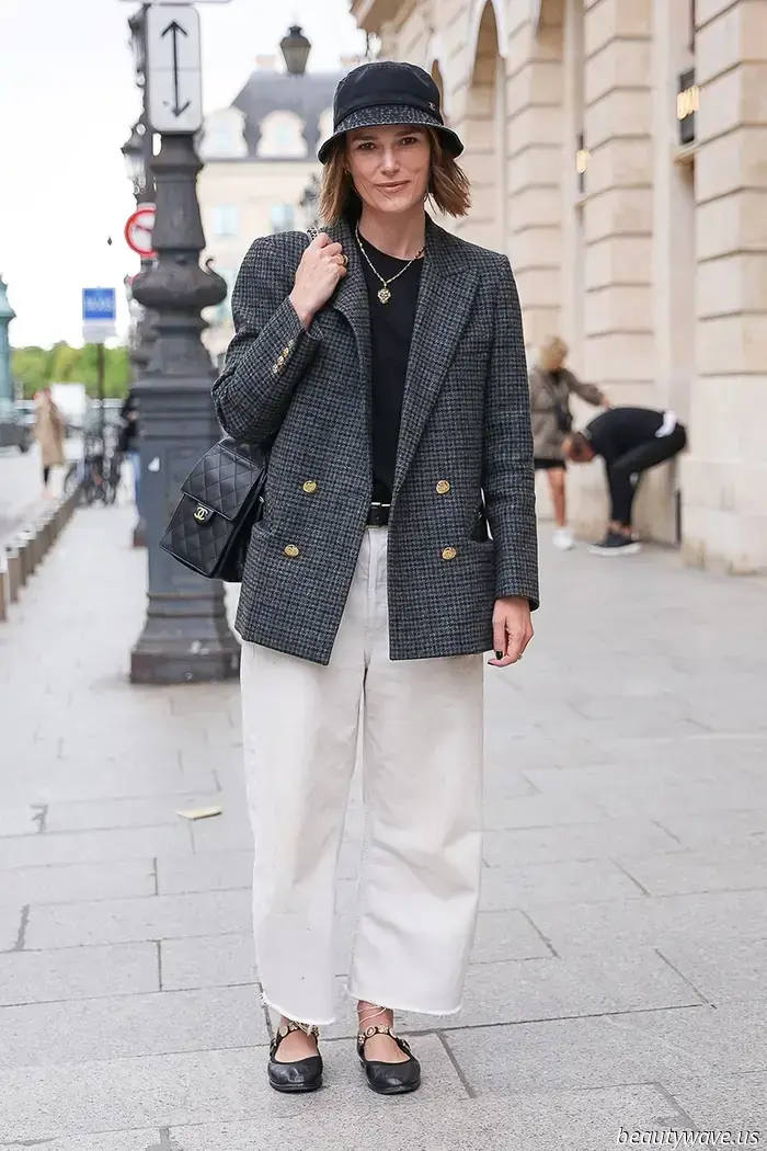 Questa è la tendenza delle scarpe basse eleganti che le donne raffinate indossano improvvisamente con i jeans bianchi