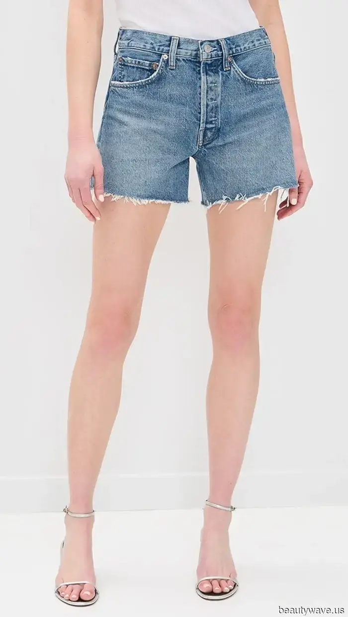 Jean shorts appear far from "outdated" when paired with this essential trend and the must-have flats for summer 2026.