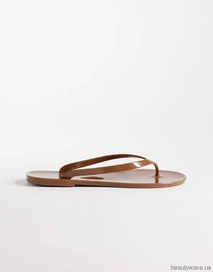 Vertraue mir: Jeans, Röcke und Shorts sehen mit dieser eleganten Flip-Flop-Farbe teurer aus.