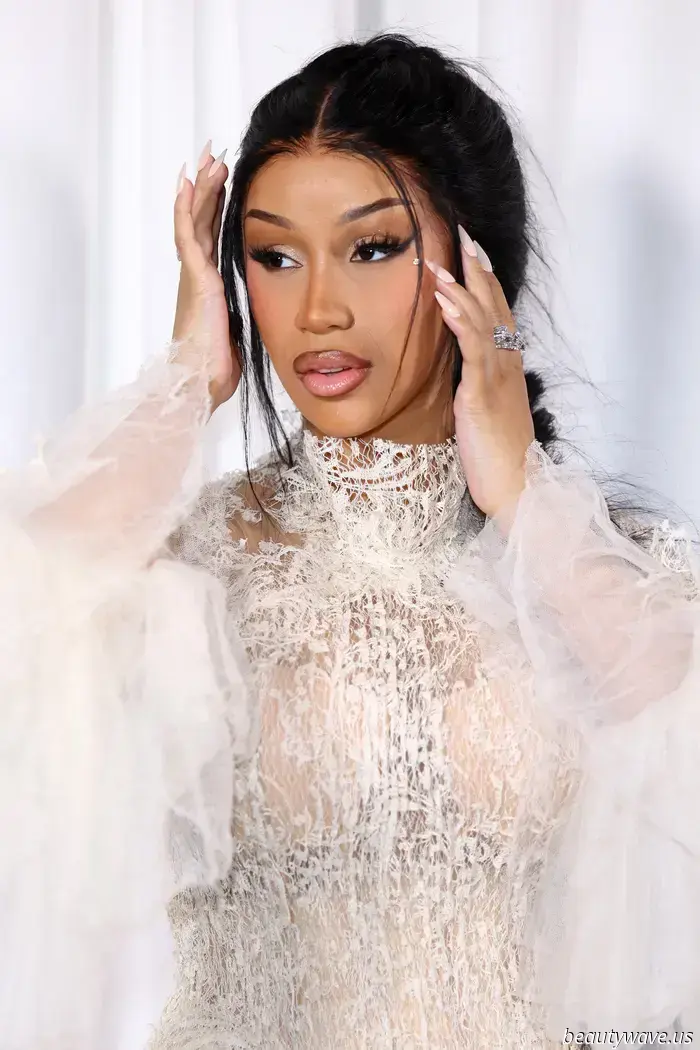 „Wer auch immer das benannt hat, ist sehr freaky“: Cardi B über die Skin-Tints, auf die Redakteure für ganztägigen Glam schwören.