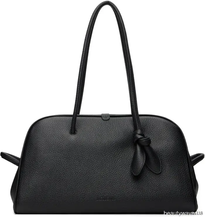 Downtown New York It Girls have made their choice clear: they're constantly sporting Carolyn Bessette Kennedy's preferred bag trend.