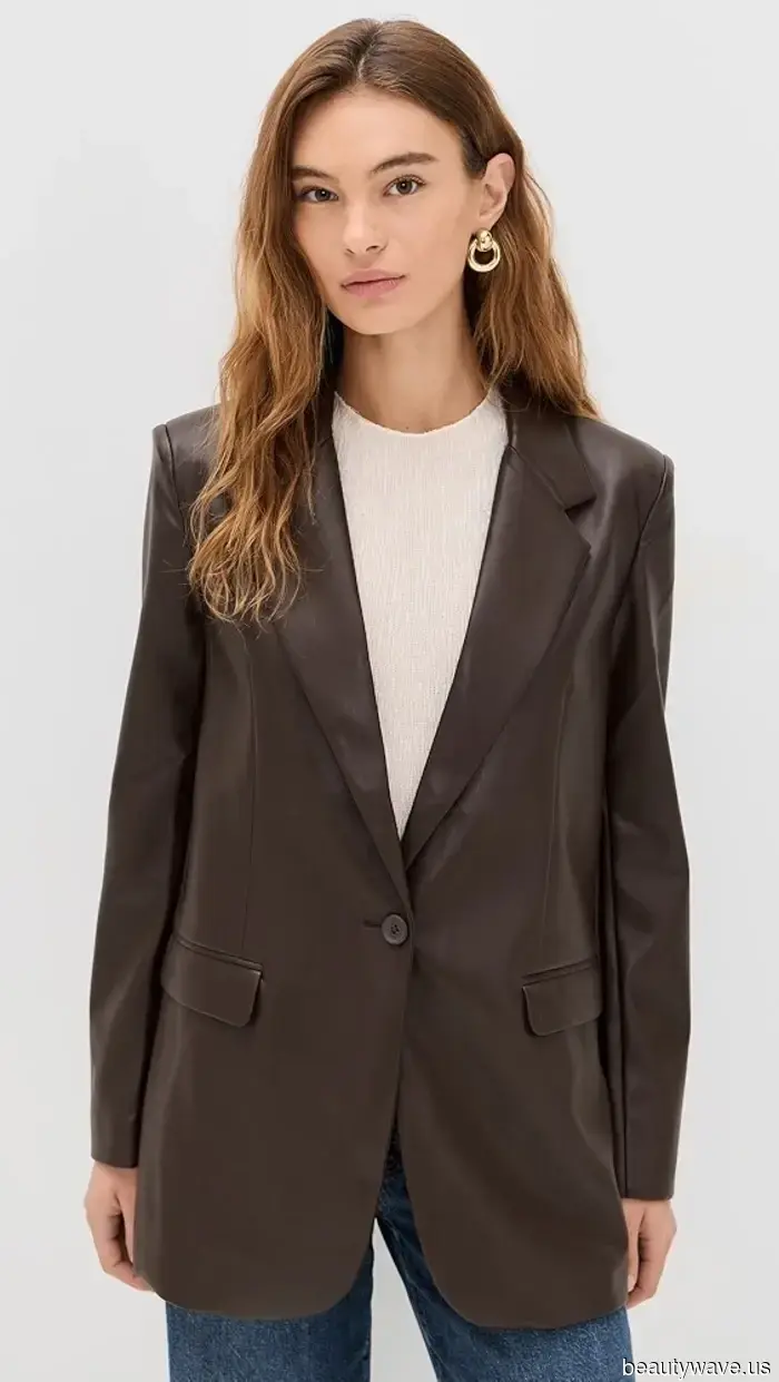 Questa tendenza specifica delle giacche ha reso i pantaloni basic di Scarlett Johansson così costosi a New York.