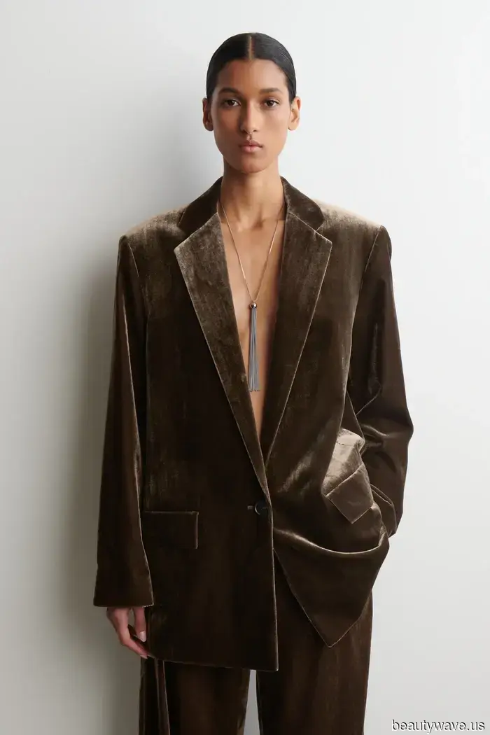 The Shoe Color Trend That Ensures Jeans Paired with Blazers Appear Modern Instead of Outdated in 2025