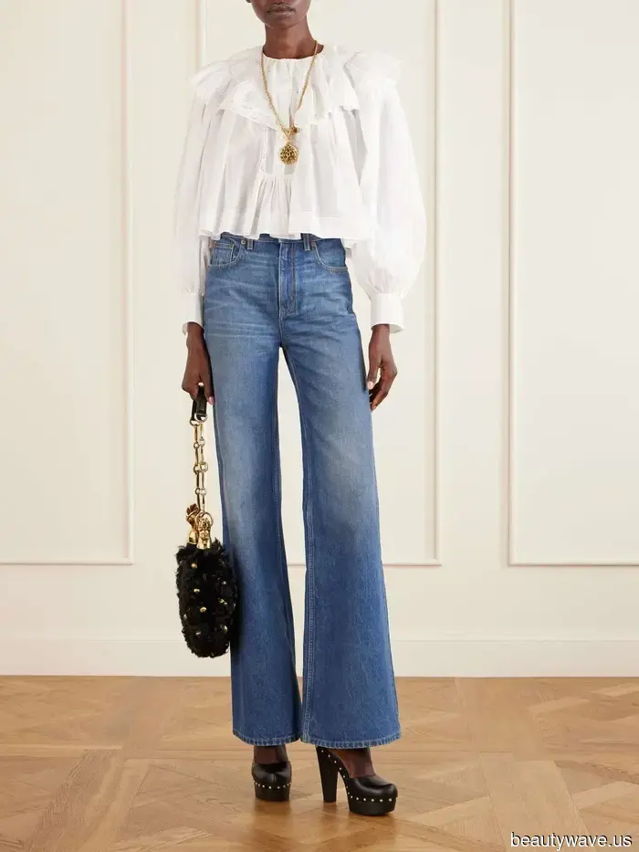 Nicht ein Tanktop, nicht ein T-Shirt: Der "veraltete" Top-Trend, den gerade jeder in der Mode mit seinen Jeans trägt.