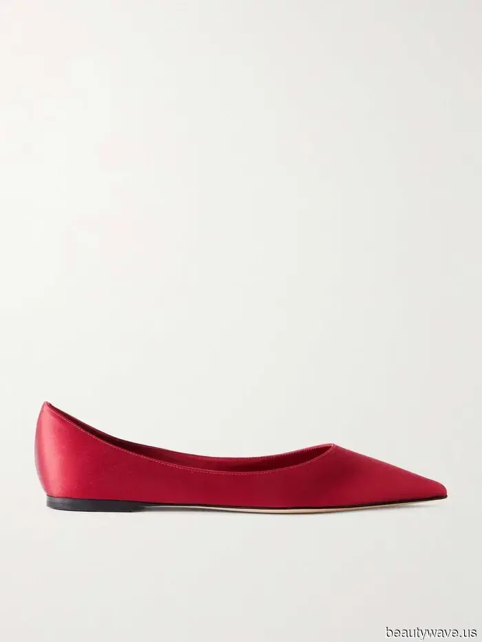 Forget the black shoes and black bag—this shoe and bag pairing looks so much cooler.