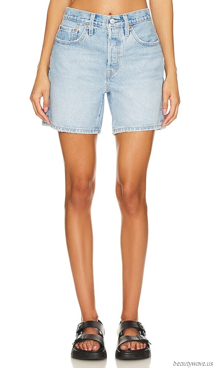 Sto acquistando reperti Summer-Chic di Revolve, Zara e H & M che hanno la mia piena attenzione