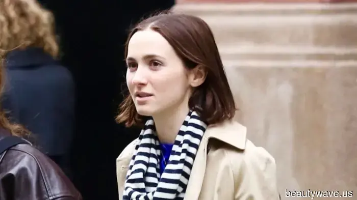 The Color Trend of This Sweater and This Jeans Color Trend Are Essential for Luxurious-Looking Winter Attire.