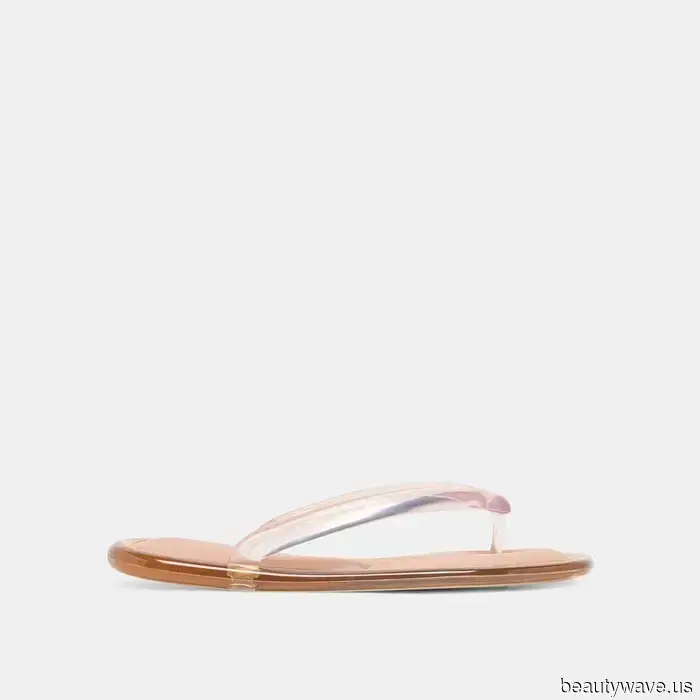 Capri Sweats Are Subtly Gaining Popularity in LA—These Shoes Will Enhance Their Style in 2026