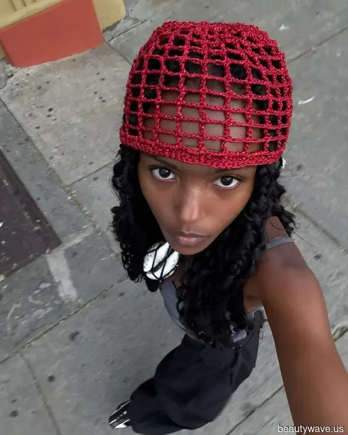 Desde pañuelos de seda hasta gorras de ganchillo, estos son los accesorios para el cabello de verano que las chicas it no pueden dejar de usar.