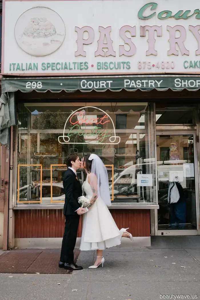 Dagli Archivi agli Scaffali: Perché gli Abiti da Sposa Vintage Stanno Avendo un Momento