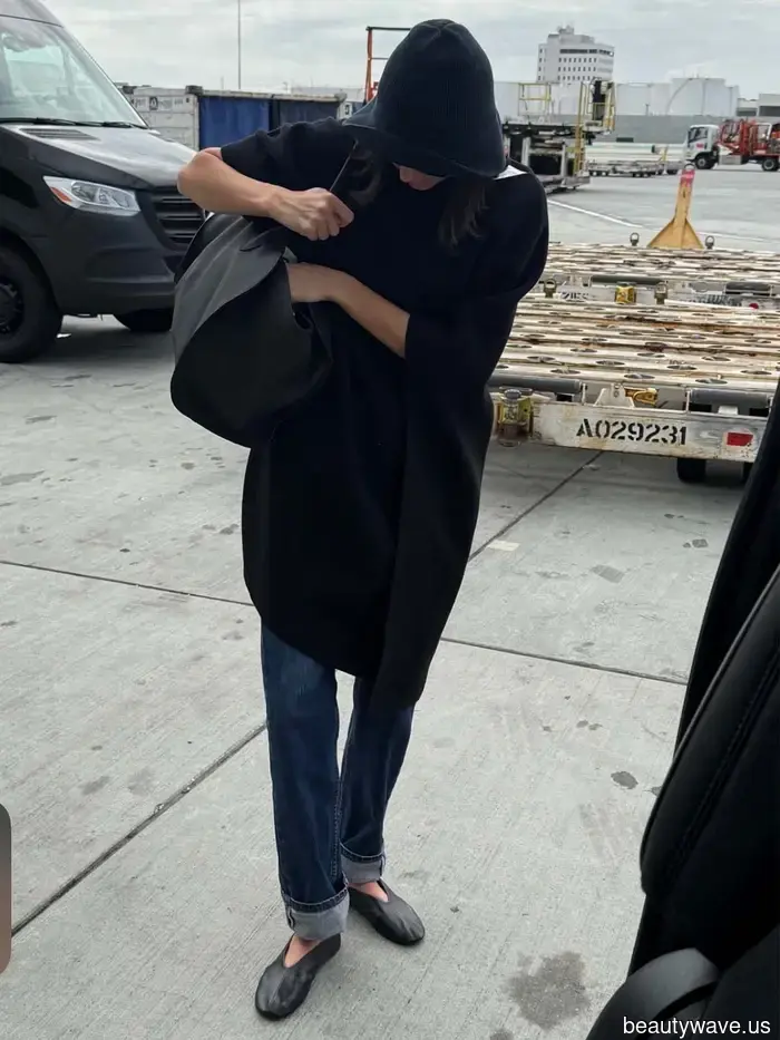 Si planeas remangar tus jeans este otoño, hazlo solo con *este* lavado de denim específico y *estos* zapatos.