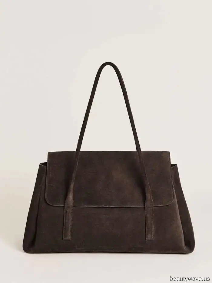 When I want my simple T-shirt dress to appear elegant, these are the shoes and bag I pair with it.