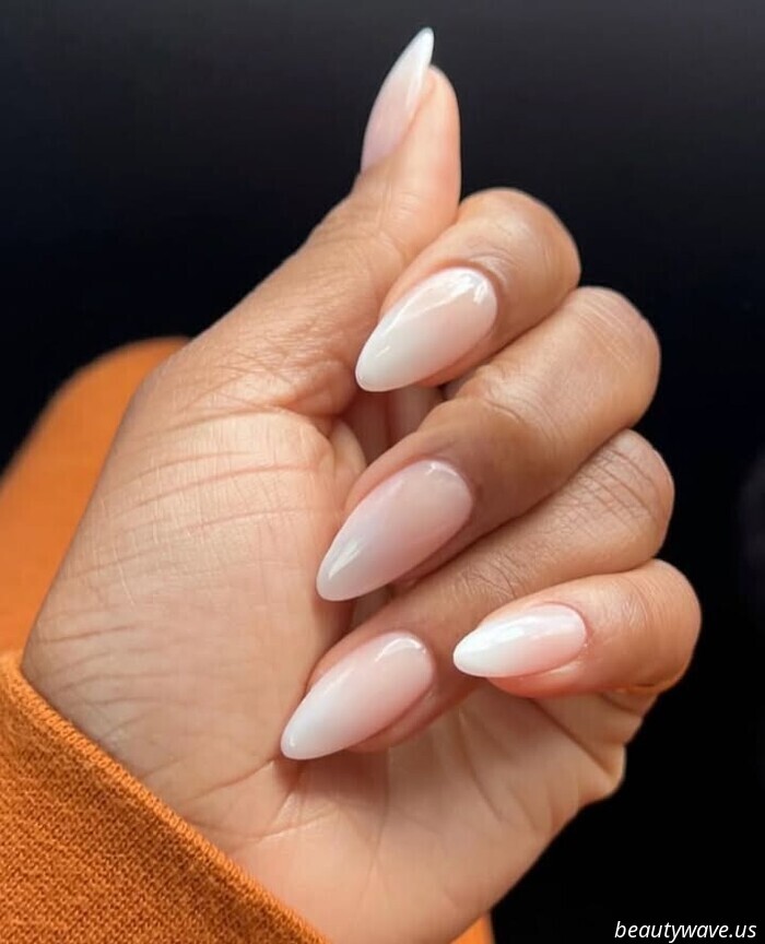 Según las Manicuristas Famosas (y Hailey Bieber), las Uñas de "Servicio Suave" Se están Apoderando del Verano de 2025