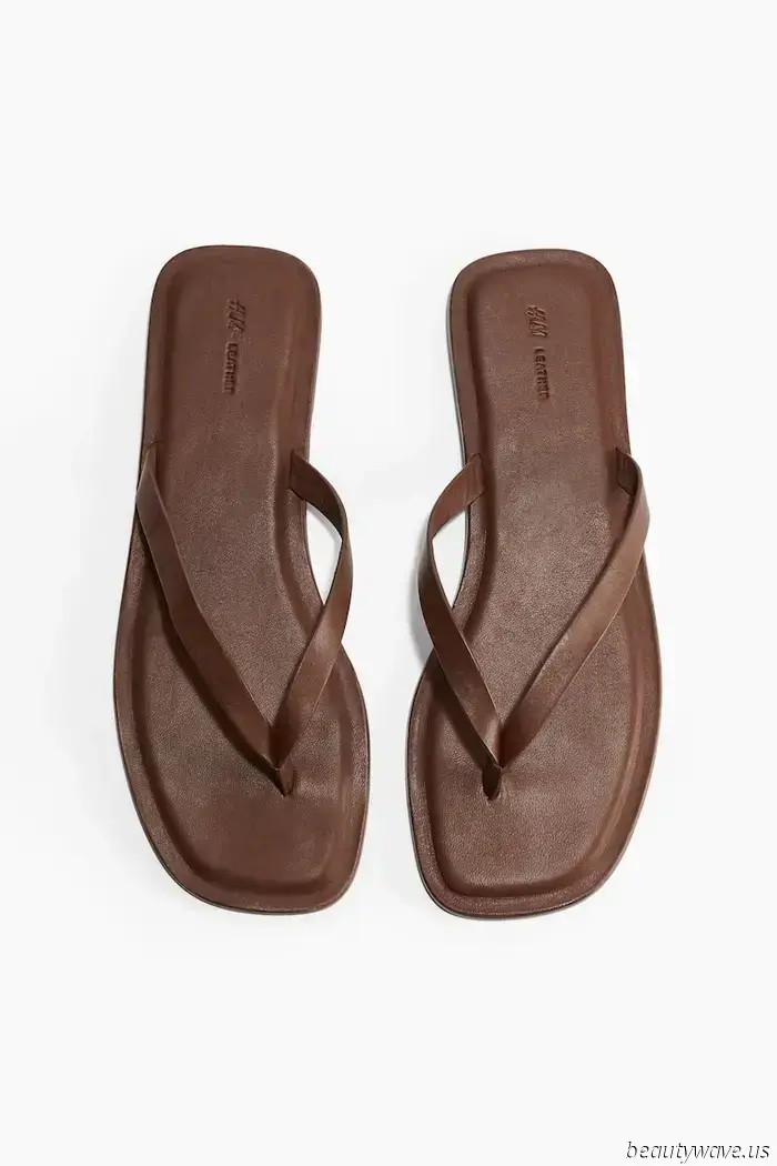 This sandal color ensures that your white jeans ensembles appear stylish rather than inexpensive.