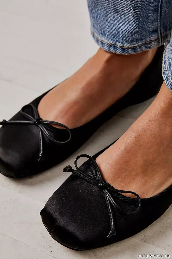 From Paris to New York, here are 9 stylish ballet flat trends that fashion-forward girls are continuously sporting.