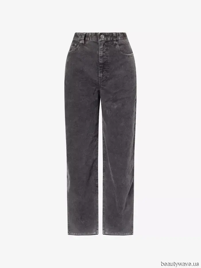 Sono un Fashion Editor della Gen Z, e tutti quelli che seguo su Instagram stanno improvvisamente indossando questi jeans e scarpe basse di nicchia...