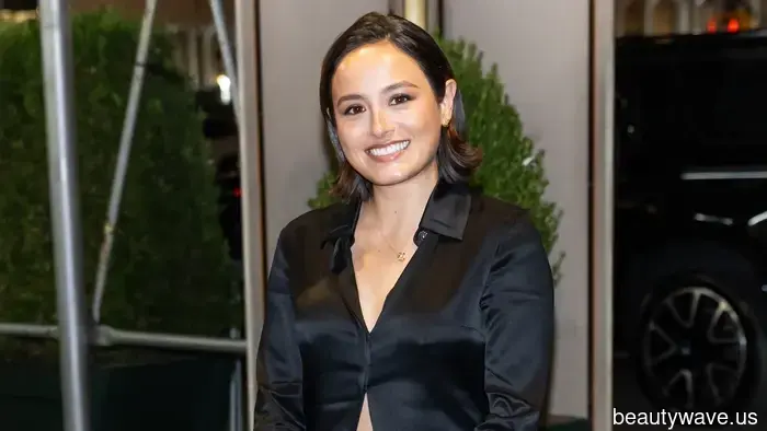 Essere eleganti per una serata nel 2025 significa indossare questa tendenza delle camicie anni '90 e la tendenza dei tacchi con una minigonna.