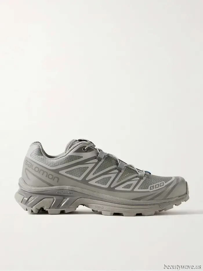 Der nicht-weiße Sneaker-Farbtrend, den Models gerade mit Leggings und Jeans tragen.