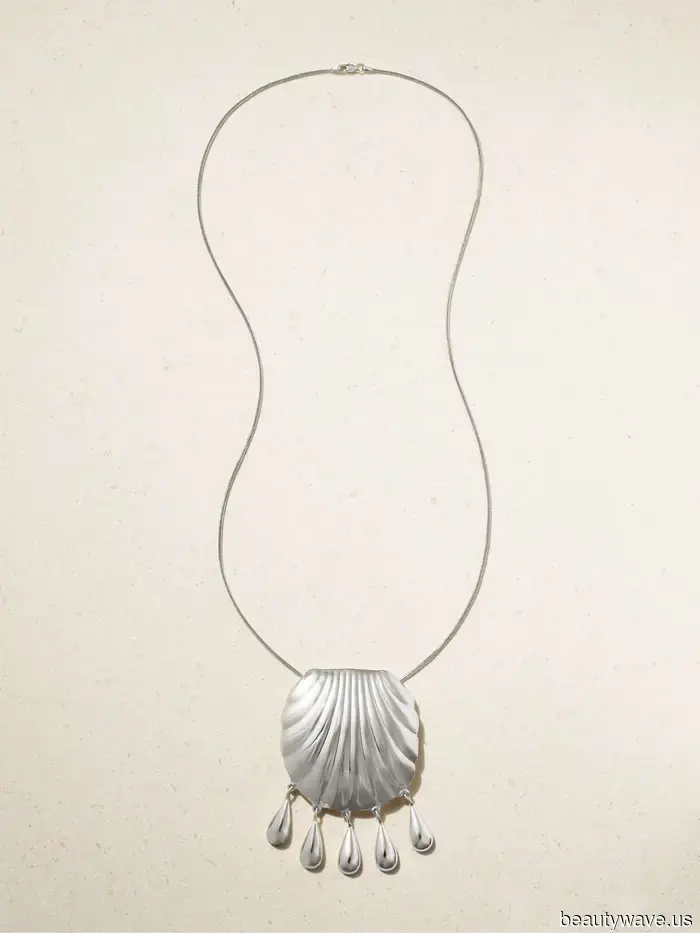 Los conjuntos de verano se ven mucho más elegantes cuando se combinan con este accesorio de moda.