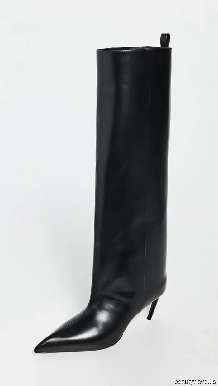 Wir sind uns sicher, dass es diesen Winter nichts Schickeres gibt als diese unerwartete Kombination aus Tasche und Stiefeln.