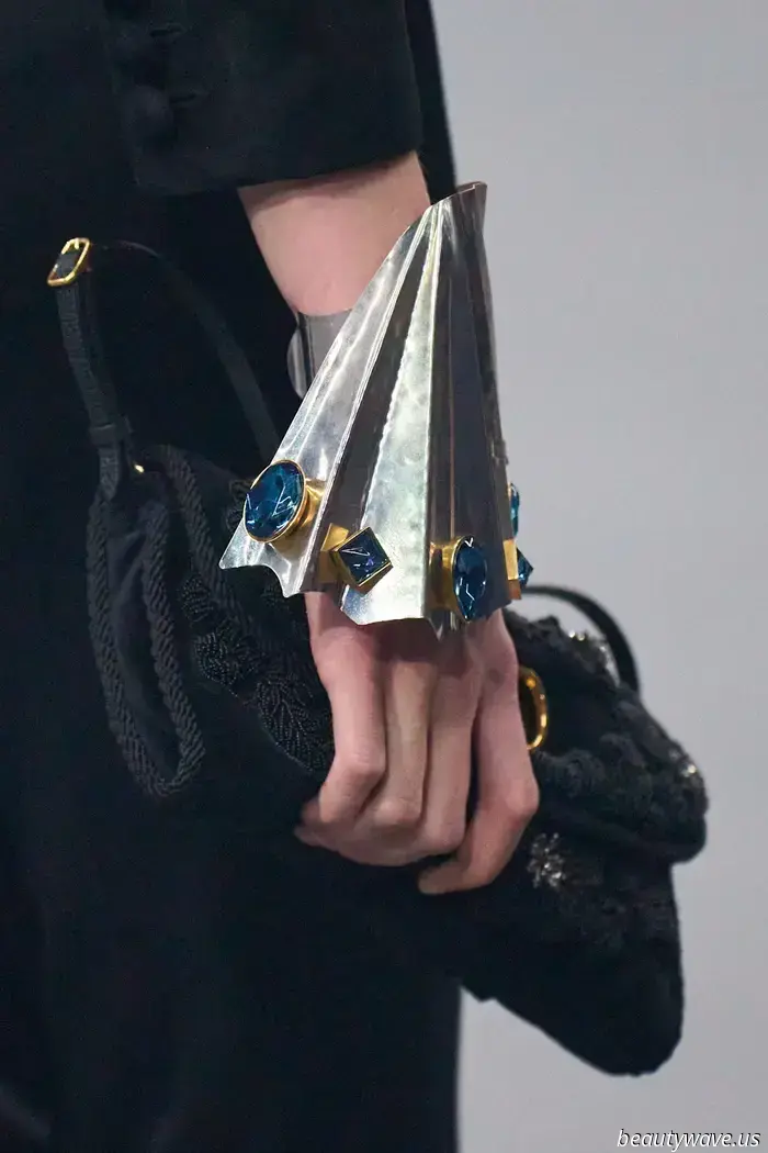 Alessandro Michele bringt sanfte Eleganz und zarte Romantik für Valentinos Frühjahr 2026