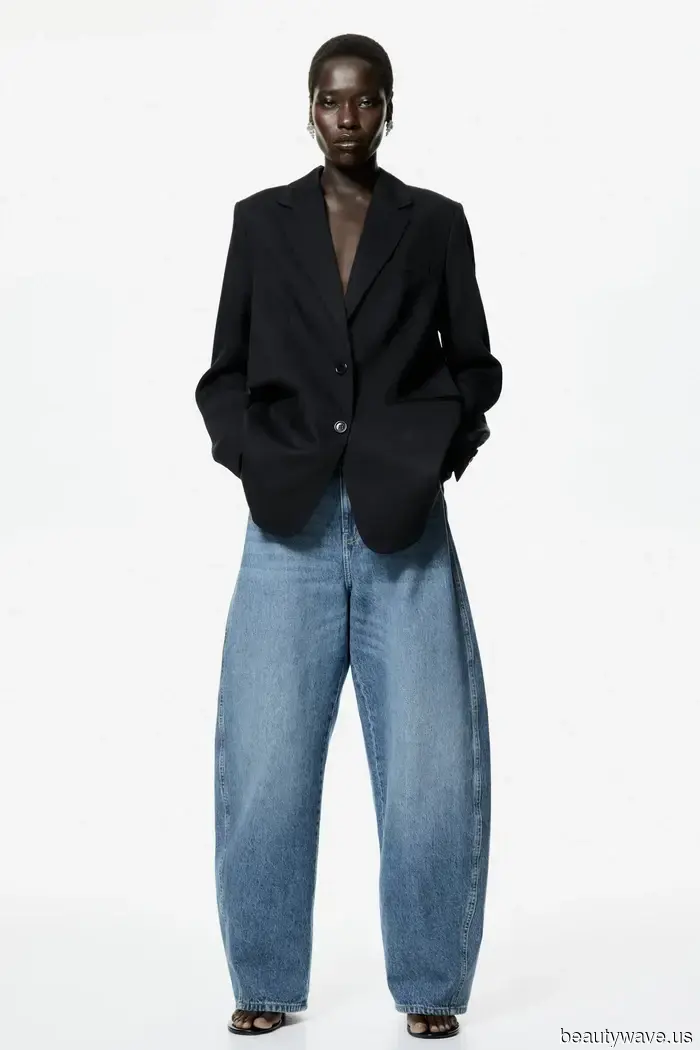 Quando è a New York, Margot torna sempre a questa formula di jeans, giacca e scarpe da ragazza cool.